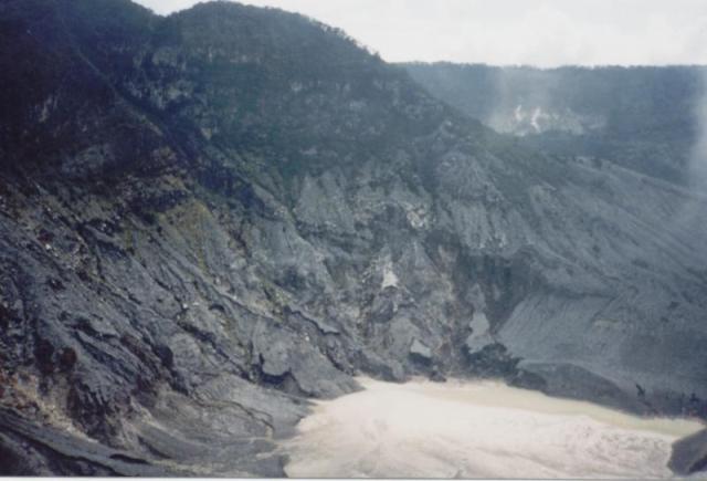 Tangkuban Perahu crater.jpg